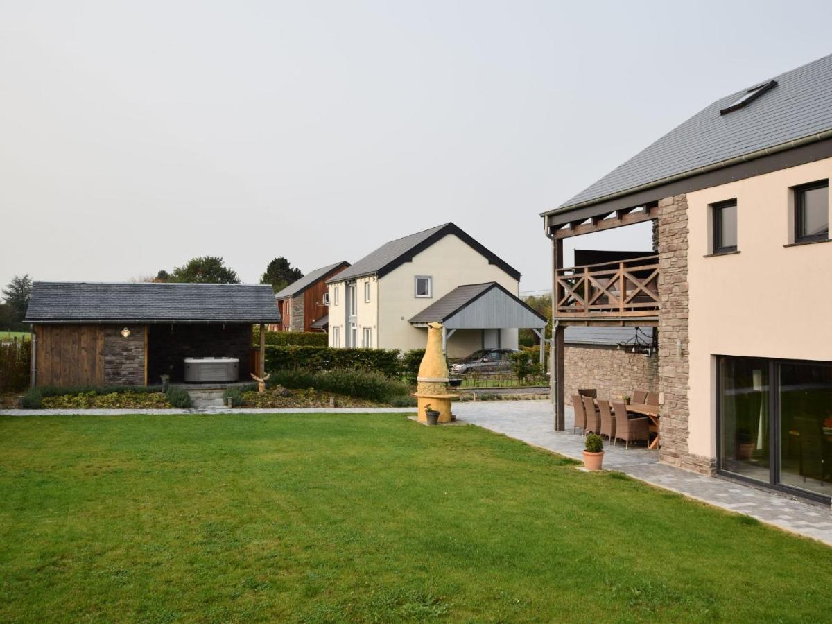Villa Grandeur With Sauna Jacuzzi In *