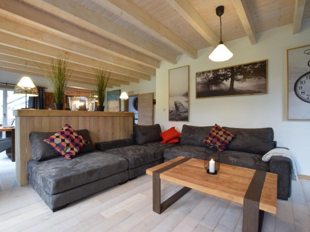 Villa Grandeur With Sauna Jacuzzi In *