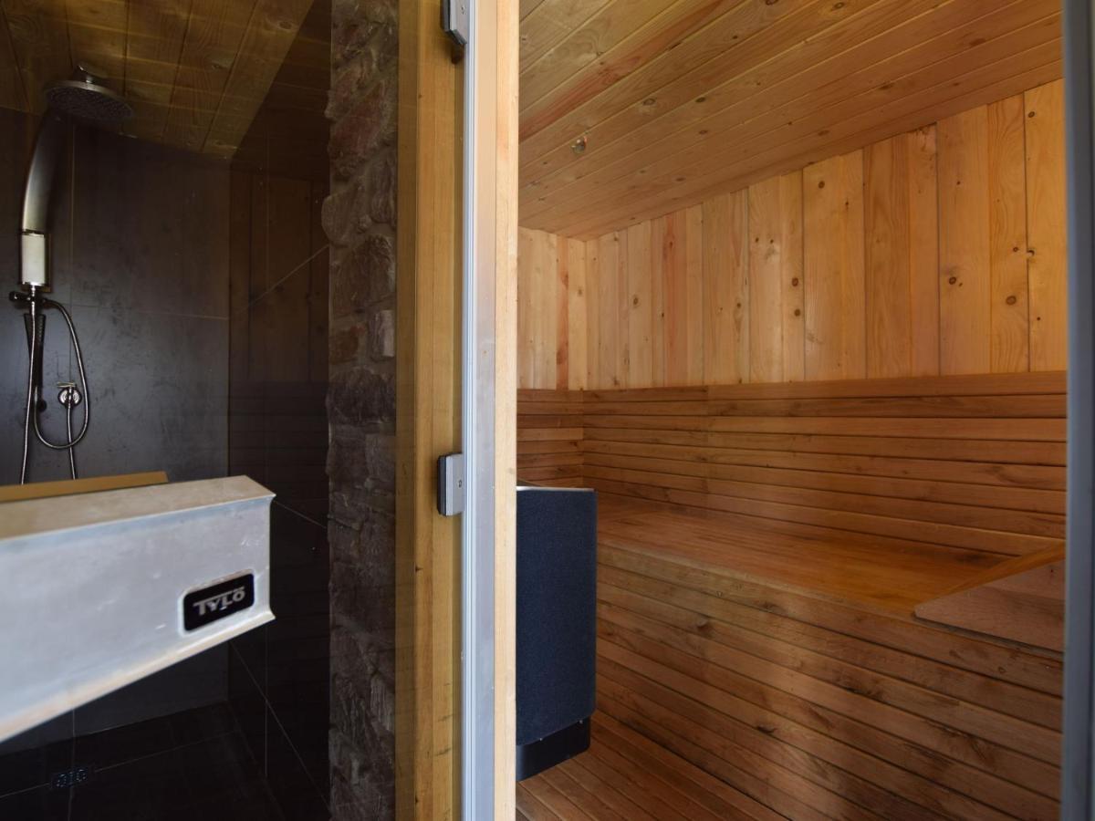 Villa Grandeur With Sauna Jacuzzi In *